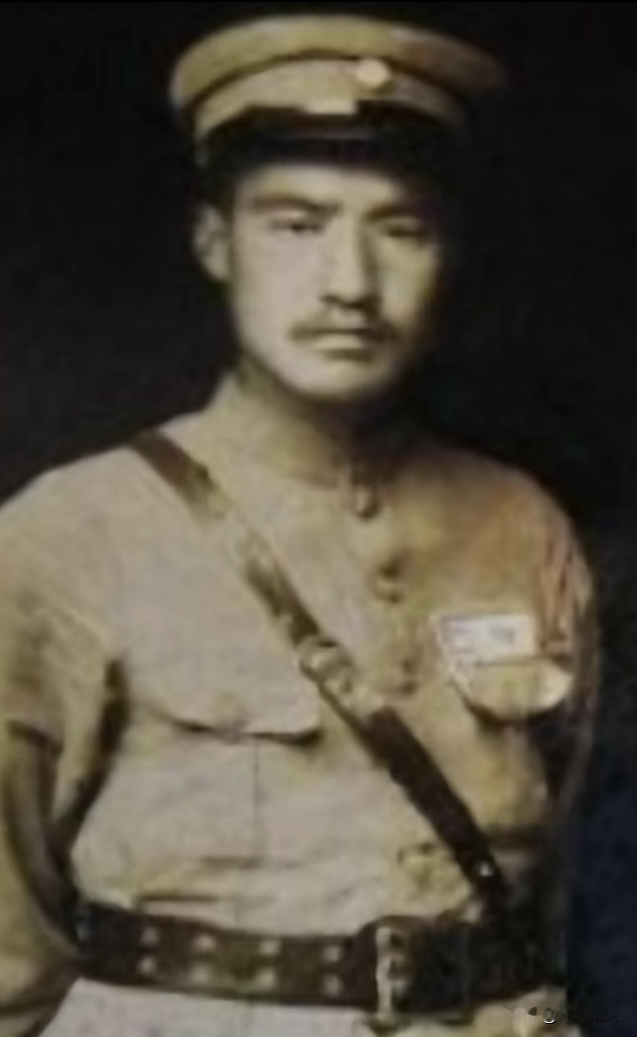 这是“盗墓将军”——孙殿英。

孙殿英（1889—1947），河南永城人，国民革