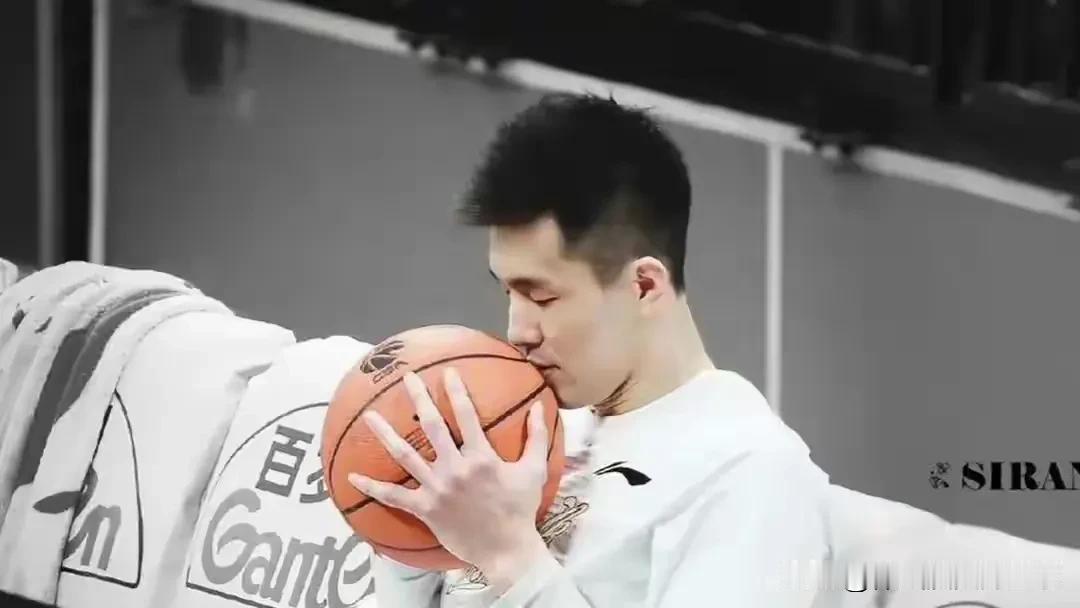 辽篮如果聪明的话就应该不计前嫌尽早将功勋球员郭艾伦签回帐下，当初的出走可谓引发轩