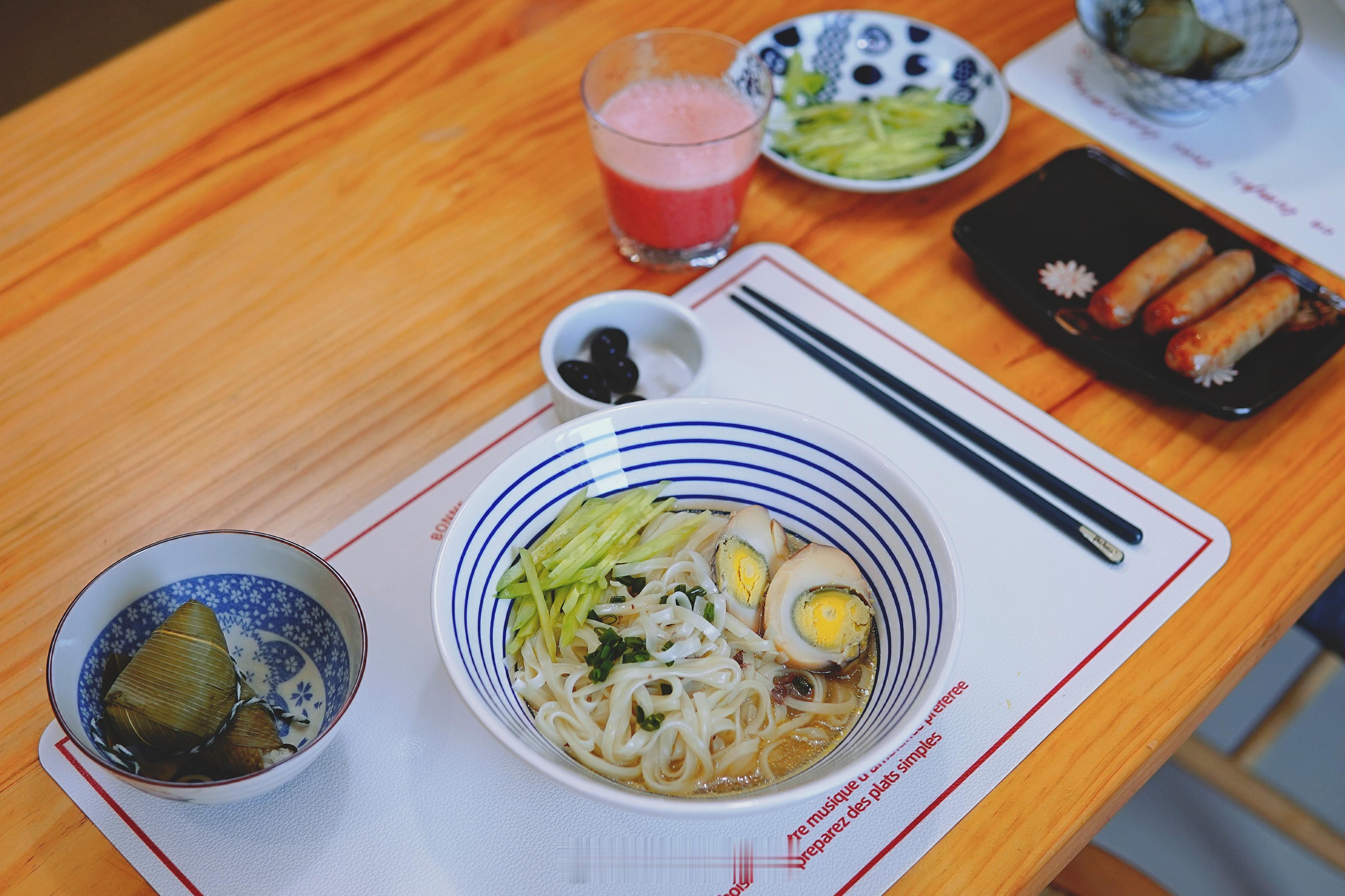 小学生早餐 | 西瓜汁🍉+烤肠+粽子+鸡汤面👍昨天蒸黄油童子鸡，剩的汤都凝成