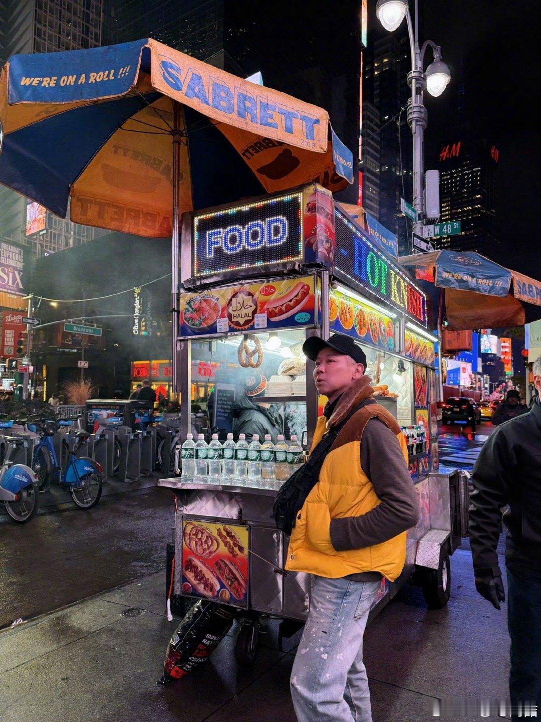 陶喆穿成了美式热狗 美式boy陶喆的街头随拍太有梗！小黄羽绒马甲一穿，和手里的美