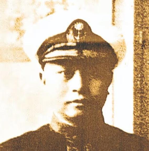 1940年8月20日，重庆郊外的一处刑场上，一个身穿旧军装的中年男子被五花大绑押