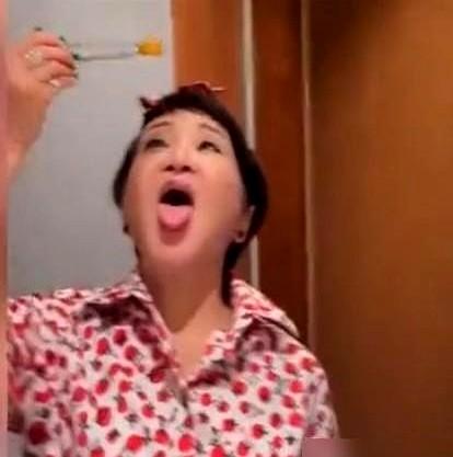 身价数十亿，吃饭照样排队！

大年初七，谢霆锋一个人在中环一家泰国餐厅门口排队，