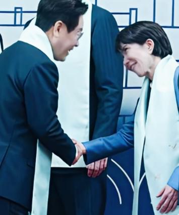 高市早苗看李在明的姿势和眼神挺有特点啊！
歪着头面带微笑盯着李在明看，这眼神是想