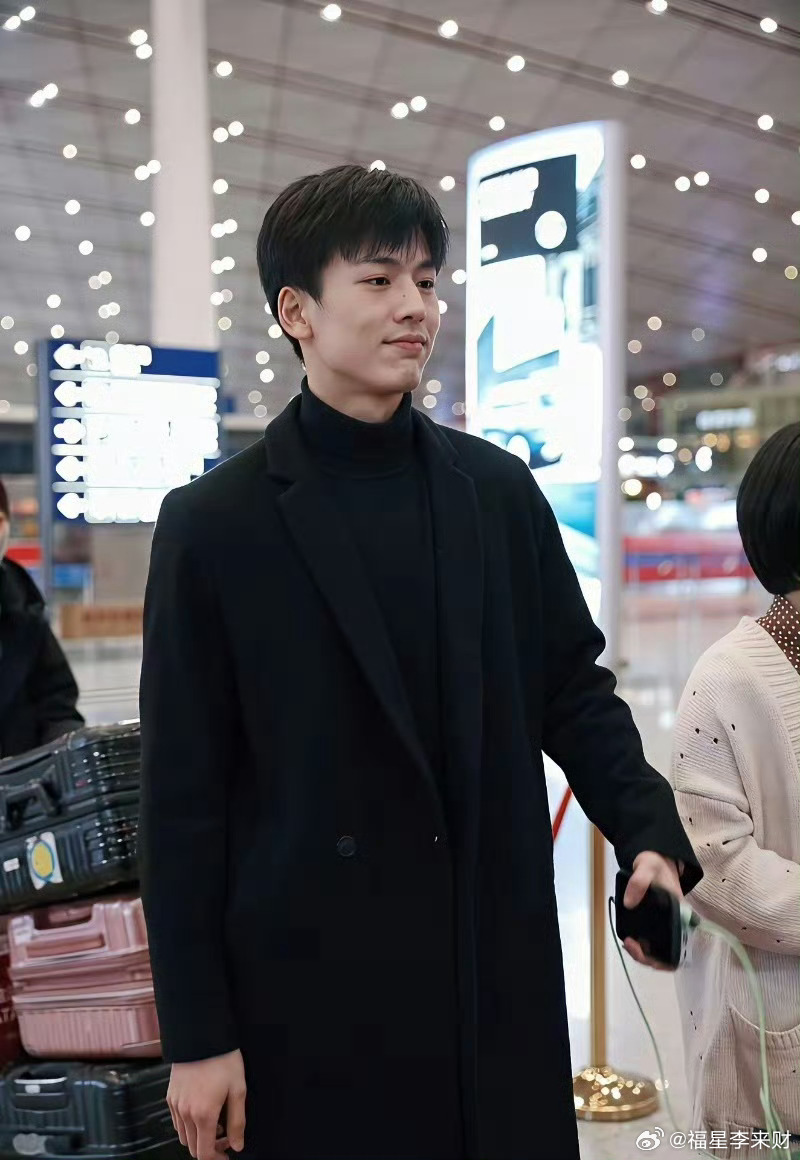 未出道前的张凌赫，人群中一眼就看见。 