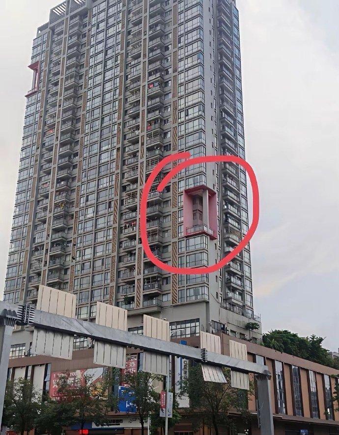 在深圳见过一些住宅楼，中间像被“挖掉”一块，不太明白为什么这样设计。

有人猜测