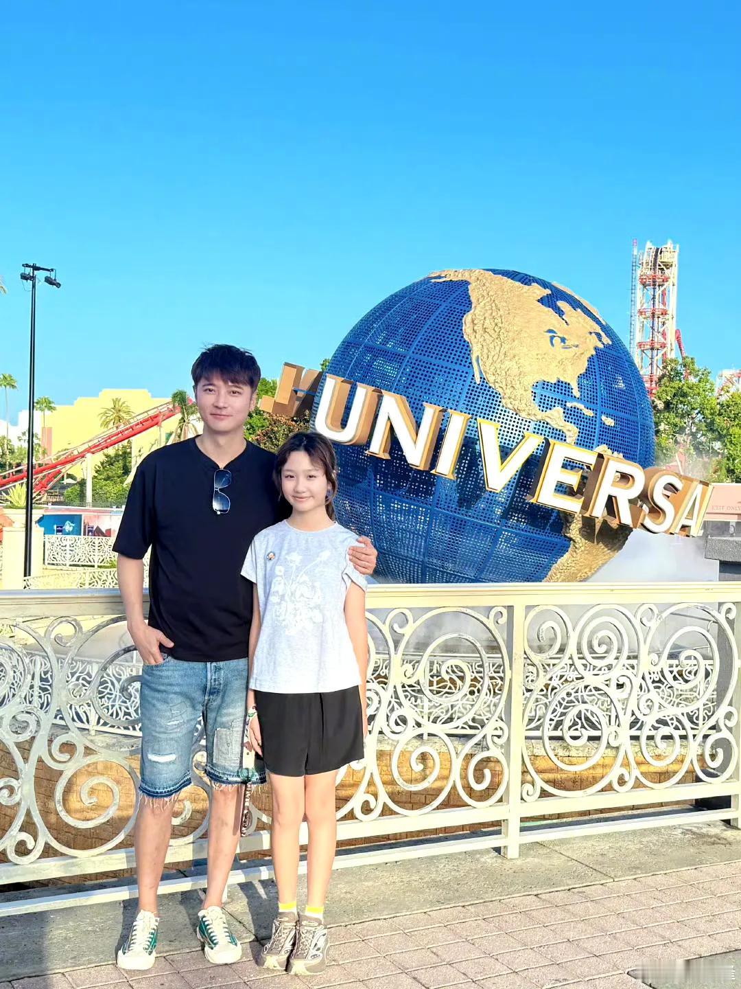 张丹峰领着11岁的女儿打卡美国的游乐园。
小姑娘长了妈妈一样的大长腿。
洪欣张丹