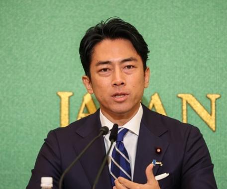 日本顶级贵公子，小泉进次郎29岁首次当选议员，38岁娶了42岁的混血主播为妻。 