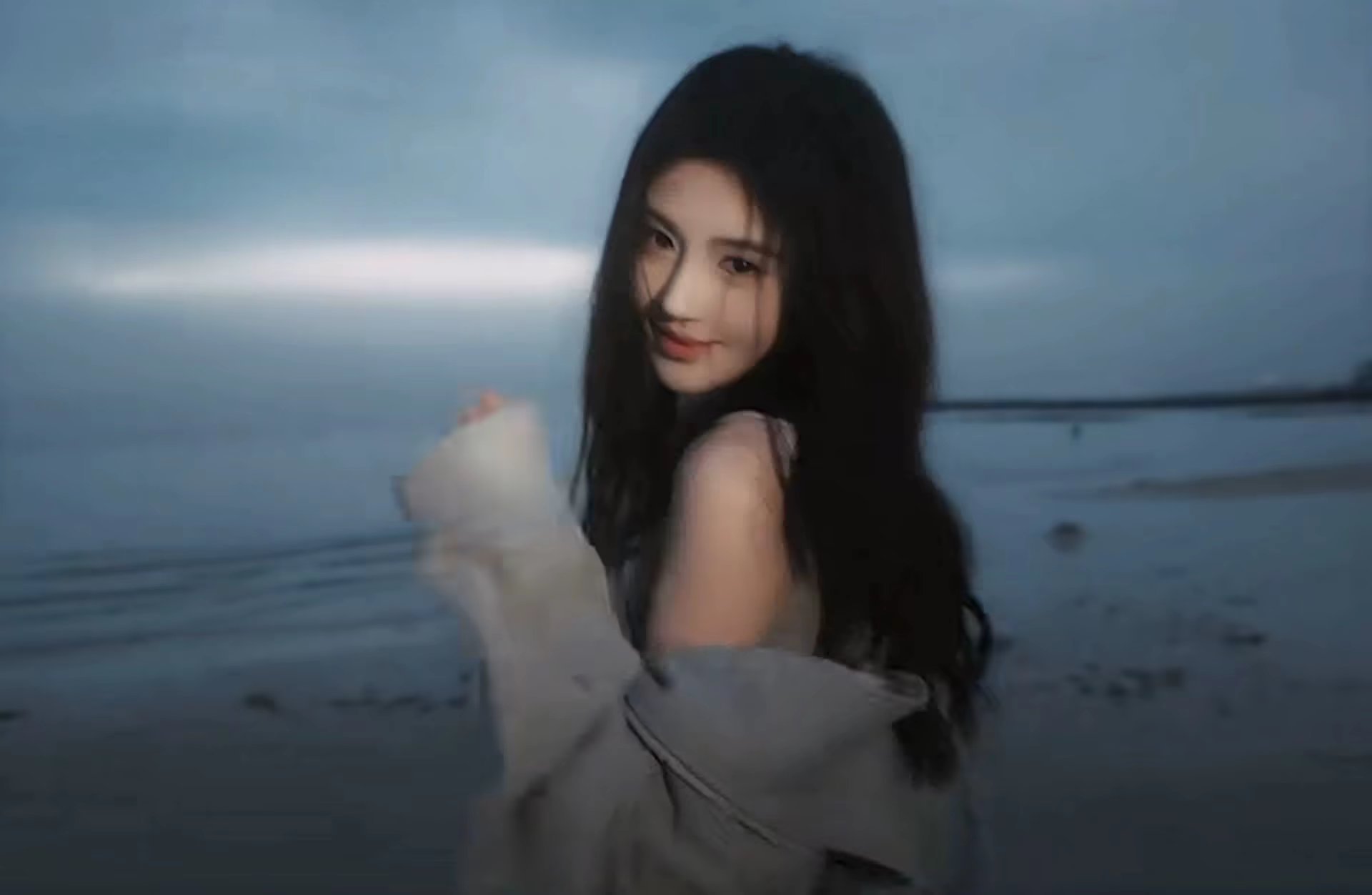 jjy鞠婧祎来战 jjy鞠婧祎阿黛 浪漫主义者都是暗处迎盛阳的玫瑰.