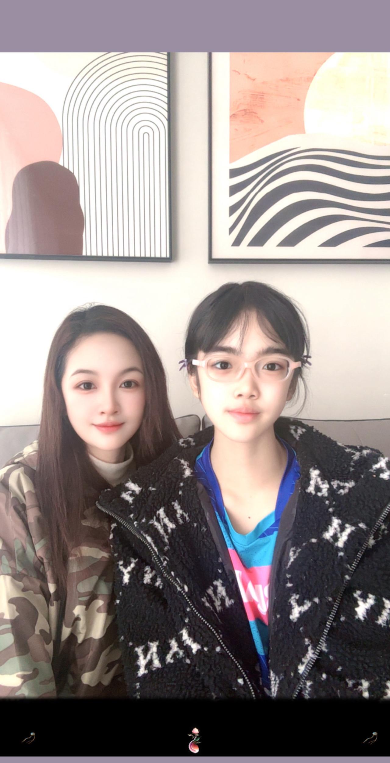 我评论了@荷姐讲旧事 的作品：周末，与母亲共度的宝贵时刻，记录下我们的温馨合照。