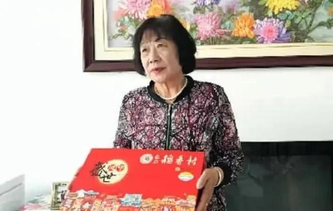 1981年，男生上大学。34岁女老师花半月工资买双棉鞋送他。谁知，26年后女老师