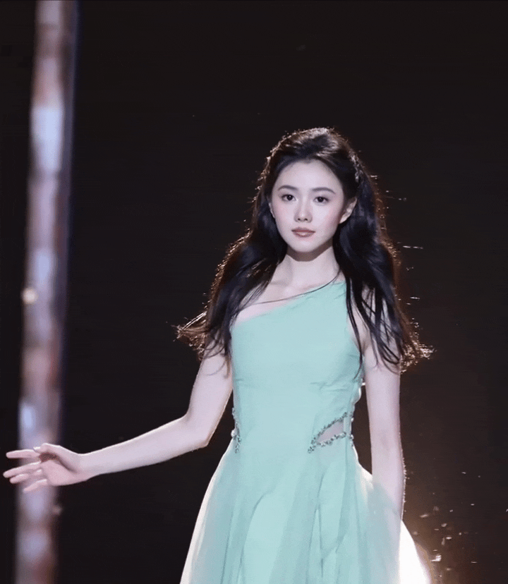 刘浩存跳舞太有生命力了！动作流畅有力，情感丰富，真的好喜欢看她跳舞啊！