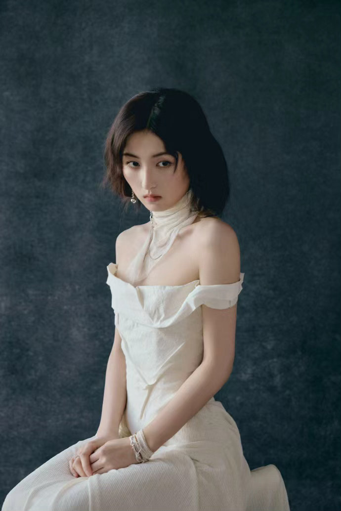 张子枫白头纱新娘张子枫白色长裙 张子枫白头纱新娘，张子枫白色长裙，咱就说子枫妹妹