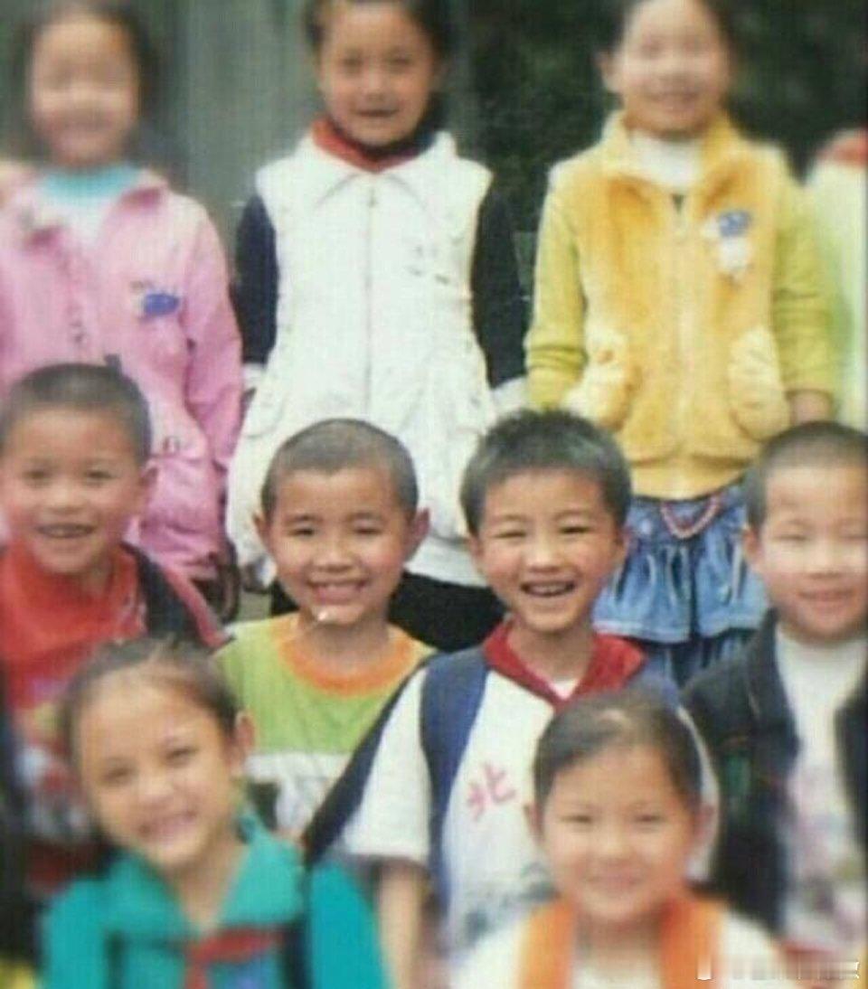 #王俊凯的高中毕业照#王俊凯学生时期同学大合照，从幼稚园到大学毕业，这一路长成小