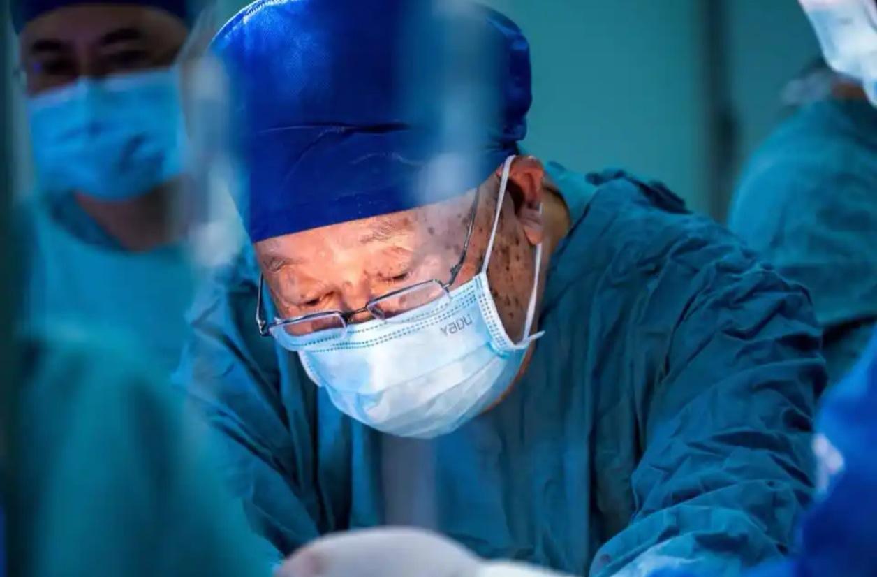 肝胆外科泰斗吴金术教授辞世：从猪栏边走出的“小医生”，把再手术率从72%降到7%