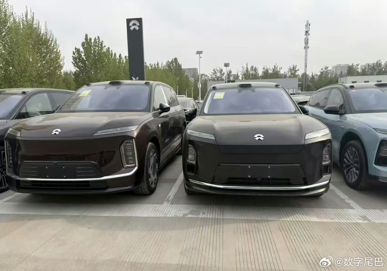 感受一下蔚来 ES9 有多大.......ES8 这种大型 SUV 停它旁边还像