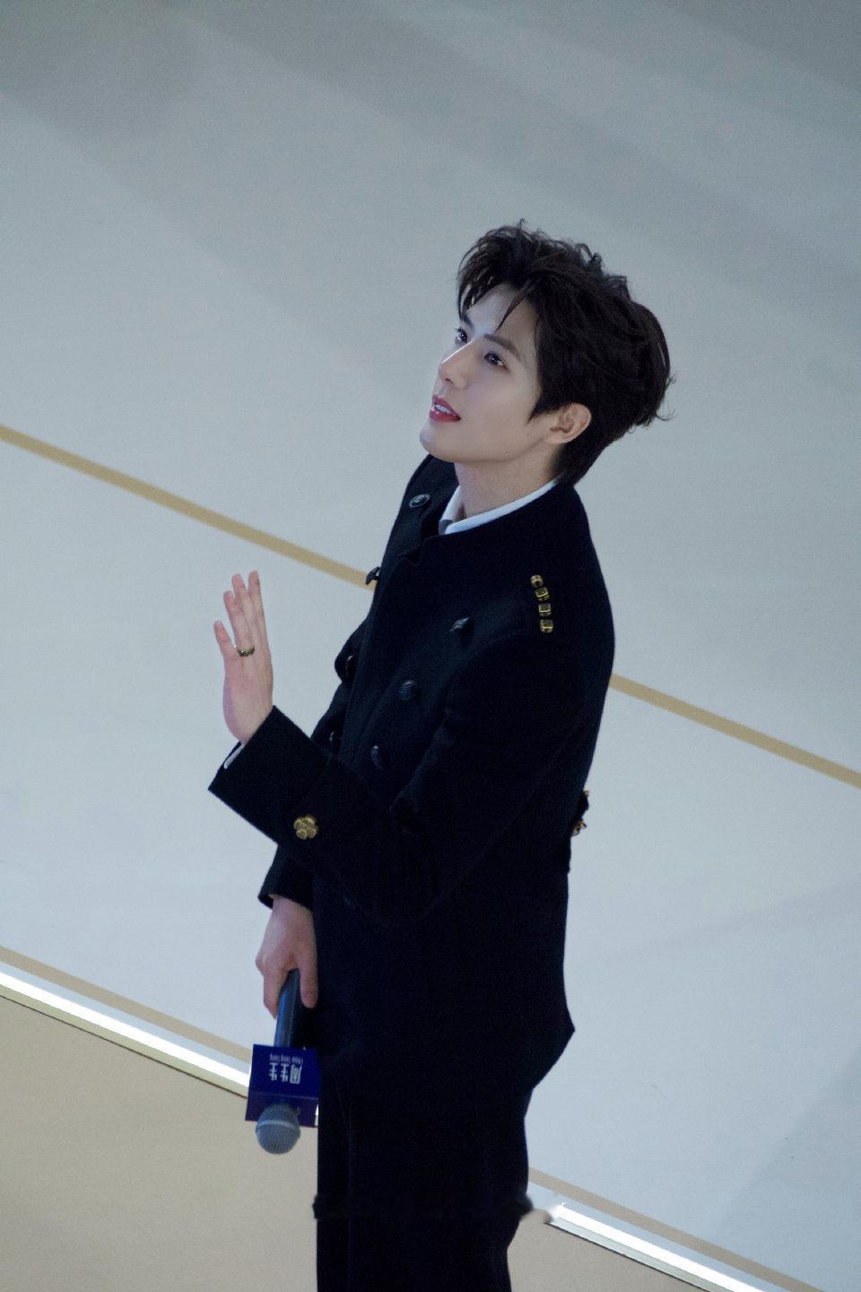 愿你笑时，风华正茂