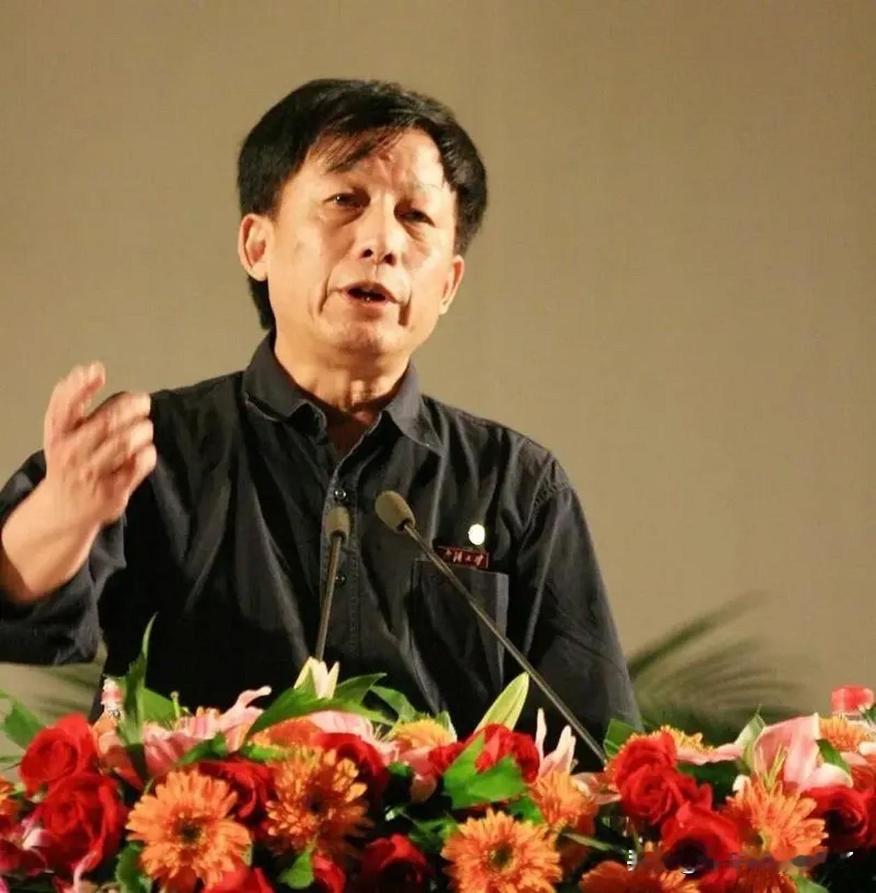 老易又发表歪理邪说了……
他居然嫌弃中国的高铁太快了。
他说没有了“细雨骑驴入剑