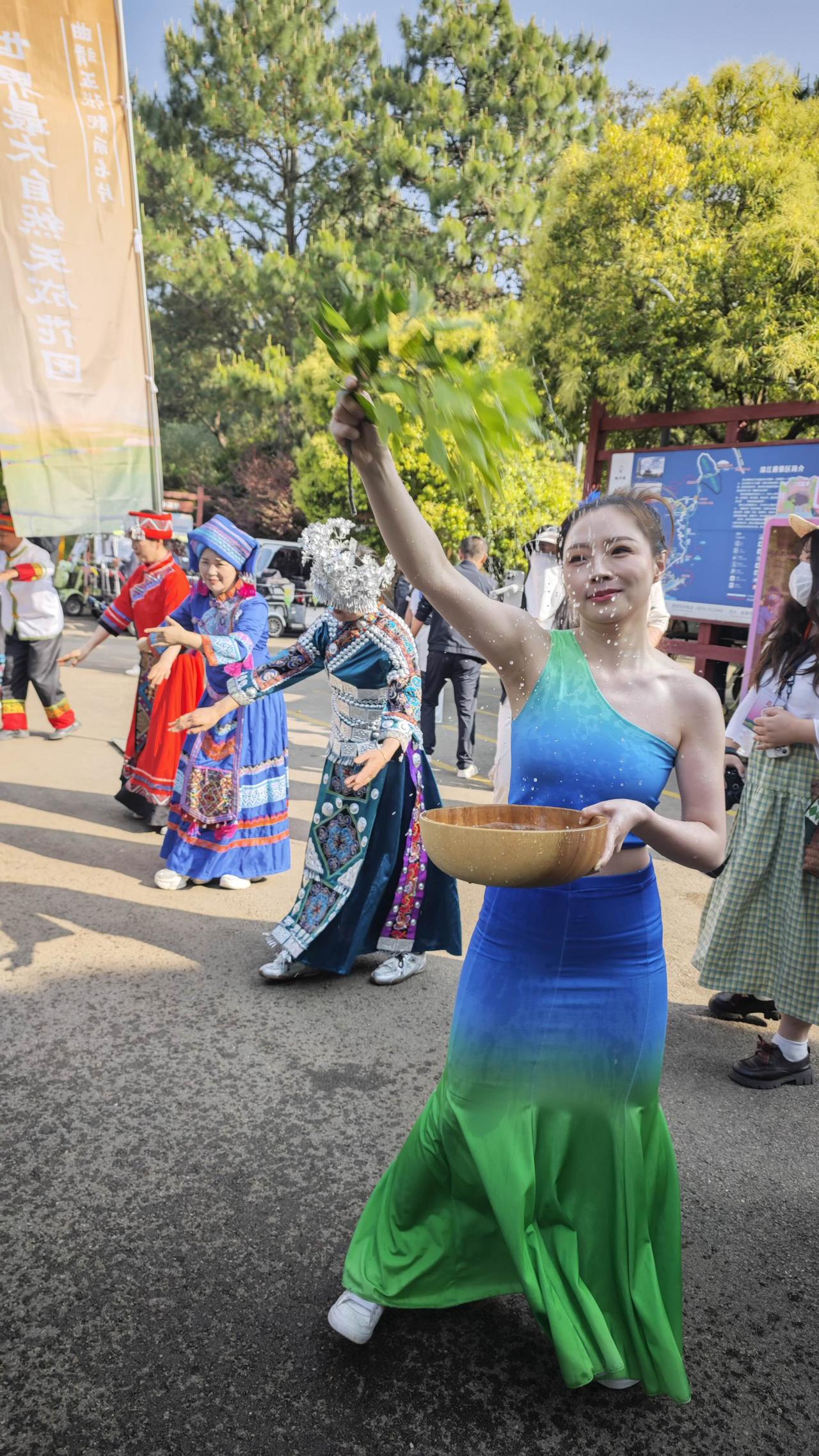 一脉珠源，奔涌千里润南北；
一川碧水，情牵两岸心相连🌊
今天取水盛典于珠江源头