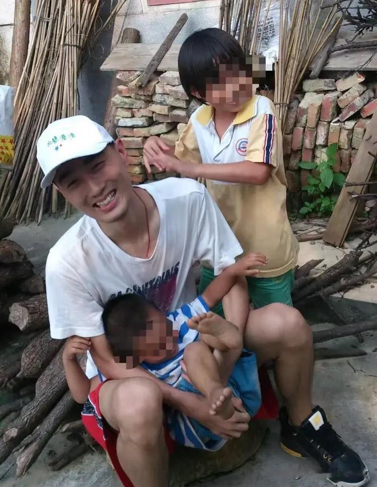 32岁程序员猝死：抢救室里，他的手机还在震动
抢救室里，高广辉的手机还在震动。