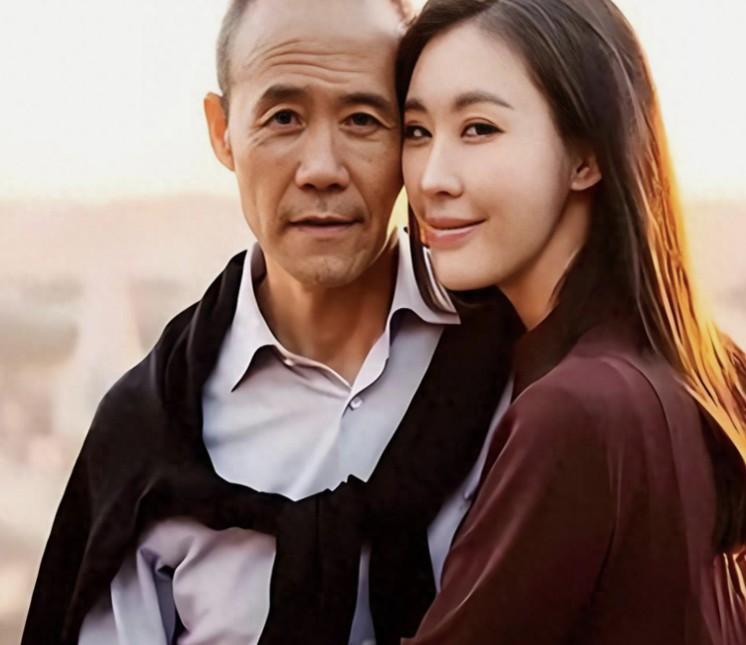 杨振宁是物理学家，也是个哲学家。翁帆则是个学者。
 
而王石是个商人，田朴珺是个