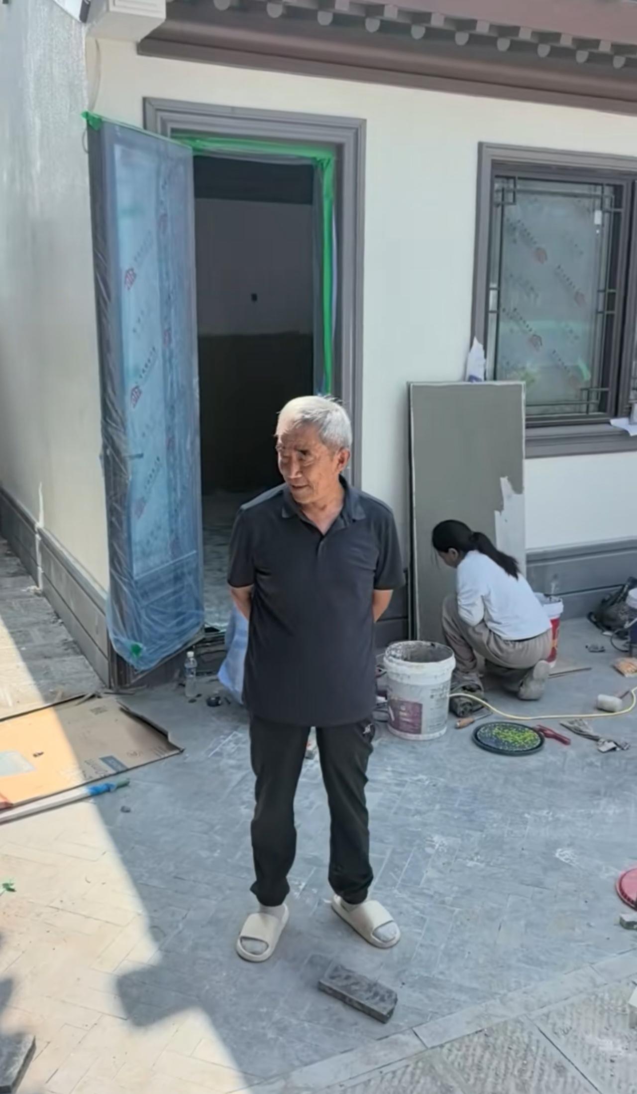 麦小登家的老宅改造，马上就要完工了，麦爸瞅在眼里，高兴在心里。
不过，我感觉，麦