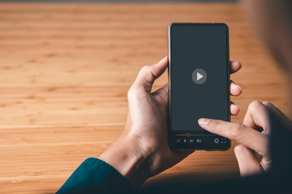 #男子给好友发114个淫秽视频获刑#【男子向微信好友传播涉淫秽视频458个获刑半