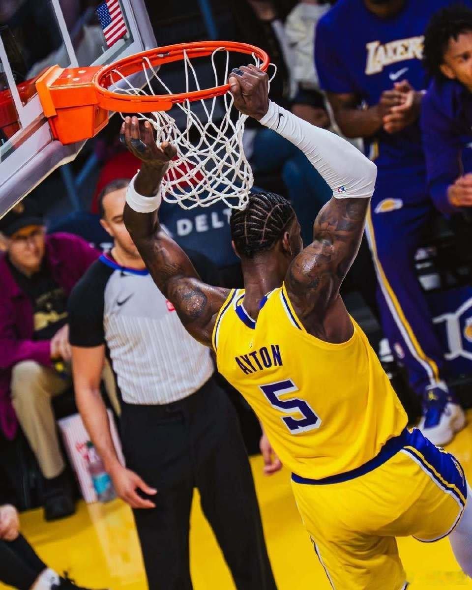 艾顿是真准，也真没哨。8次出手拿16分洛杉矶湖人