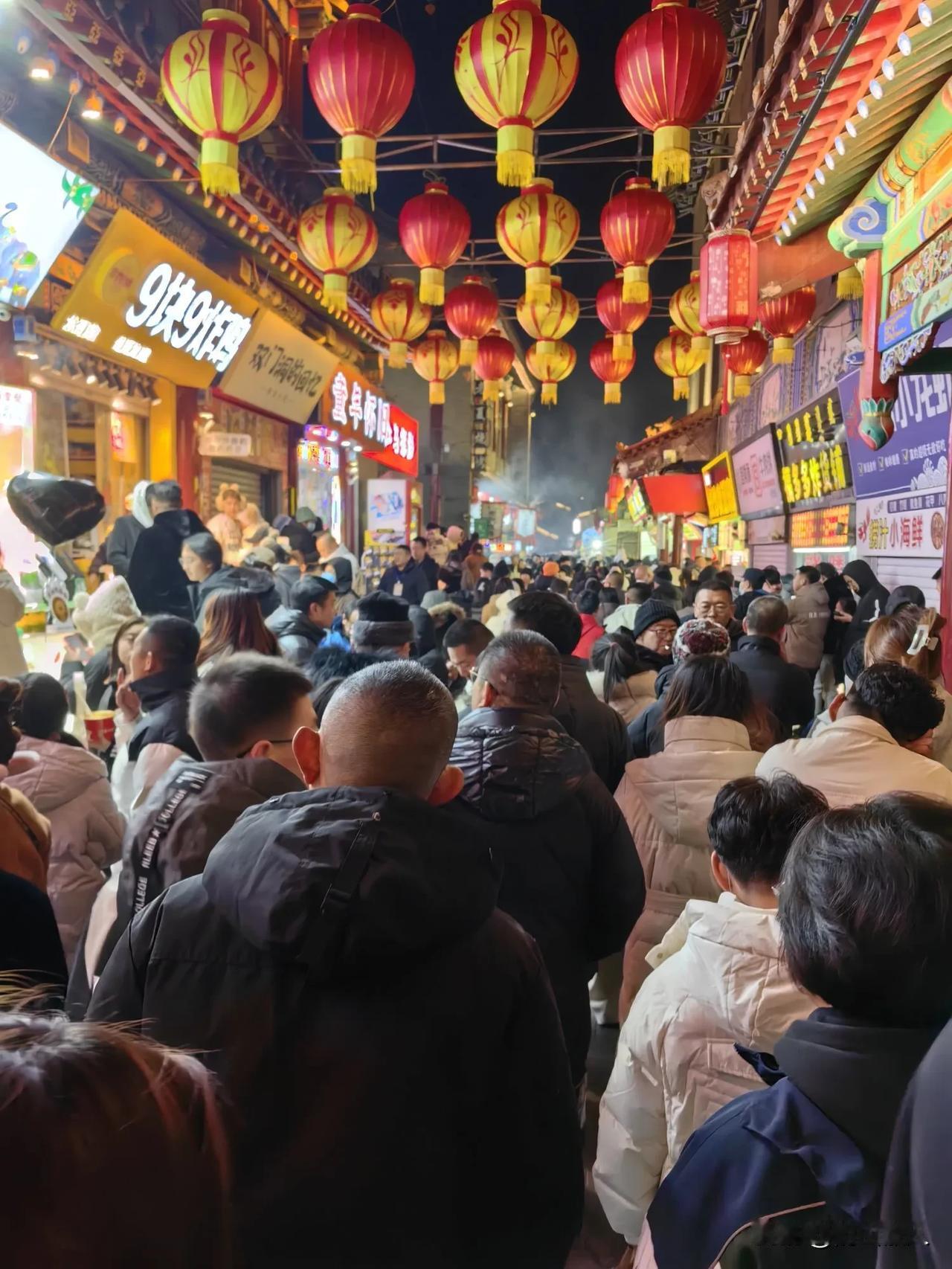 今晚，呼和浩特塞上老街会更热闹。

呼和浩特玉泉区塞上老街始终是本地文旅的“王牌