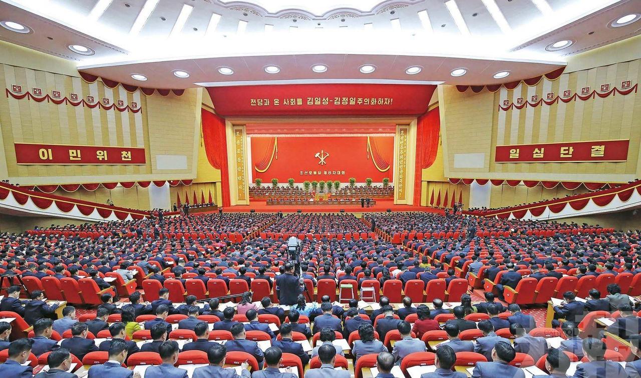 平壤街头霓虹闪烁，外卖骑手穿梭于电动车流，这景象很难与一个被长期制裁的国家联系起