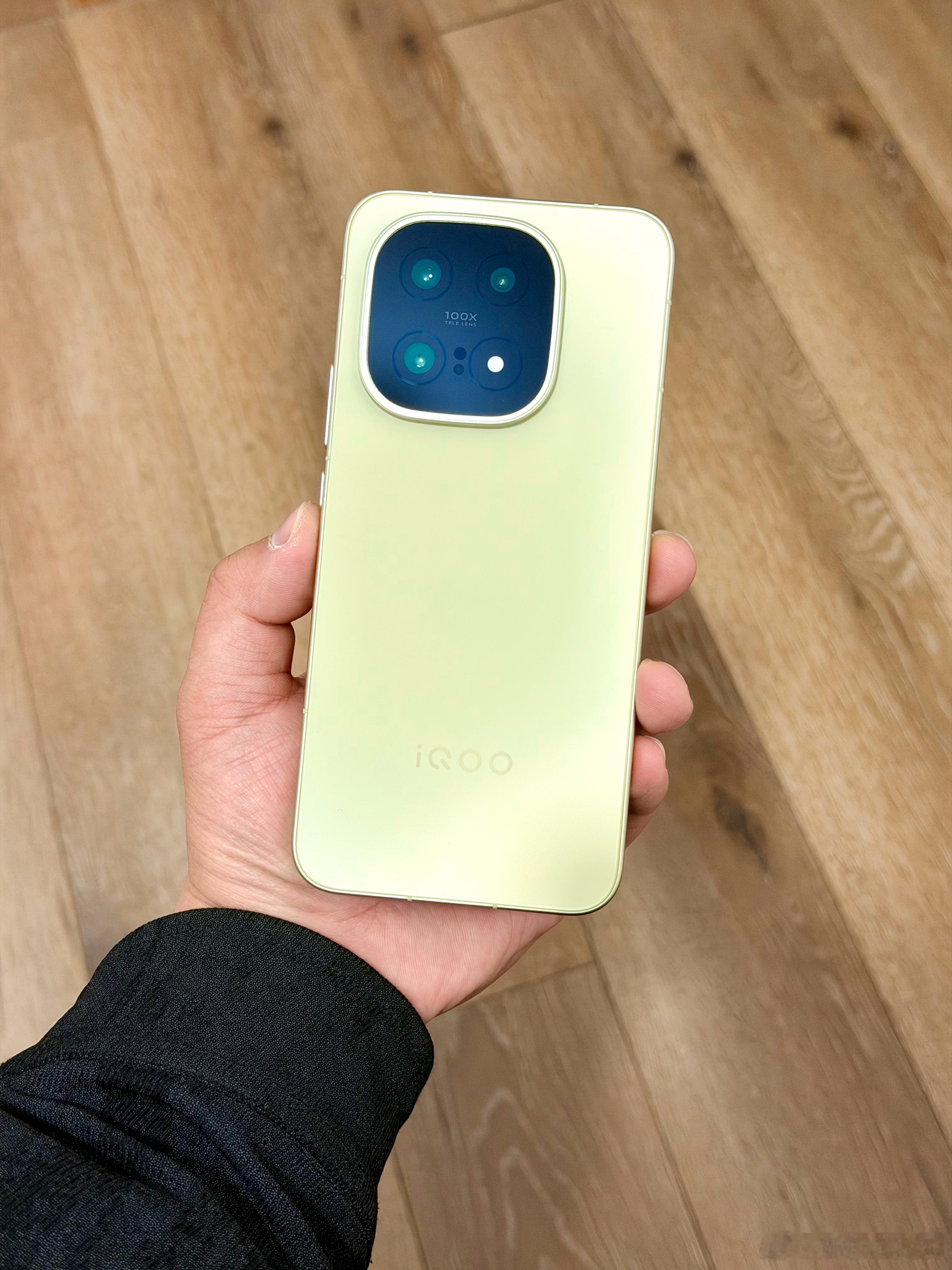 你们可能没注意到一个点，iQOO是真滴闷声发大财，iQOO 15悄眯眯卖了65万