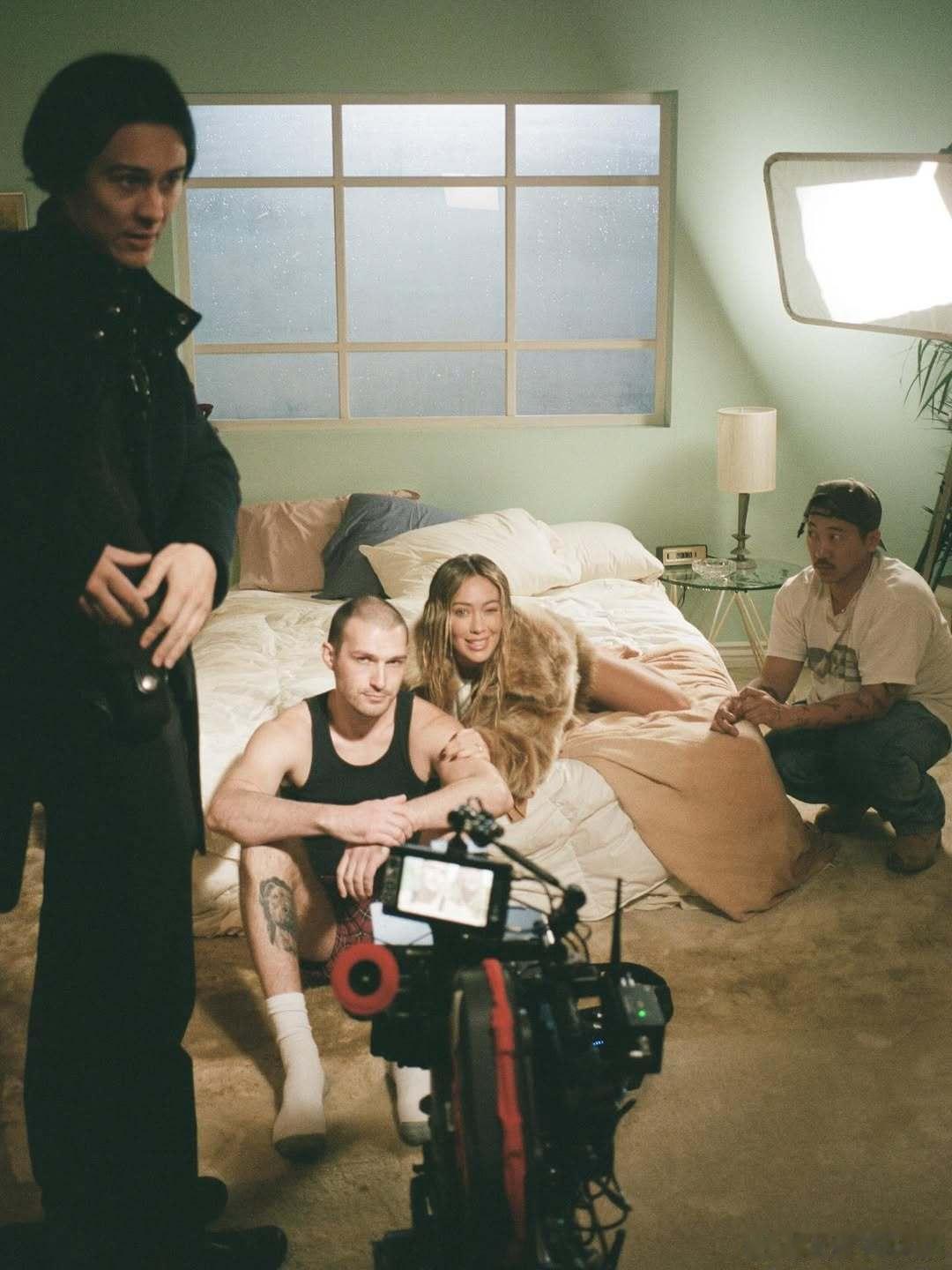 hilary duff希拉里达芙和拍摄团队在新歌《roommates》MV拍摄片