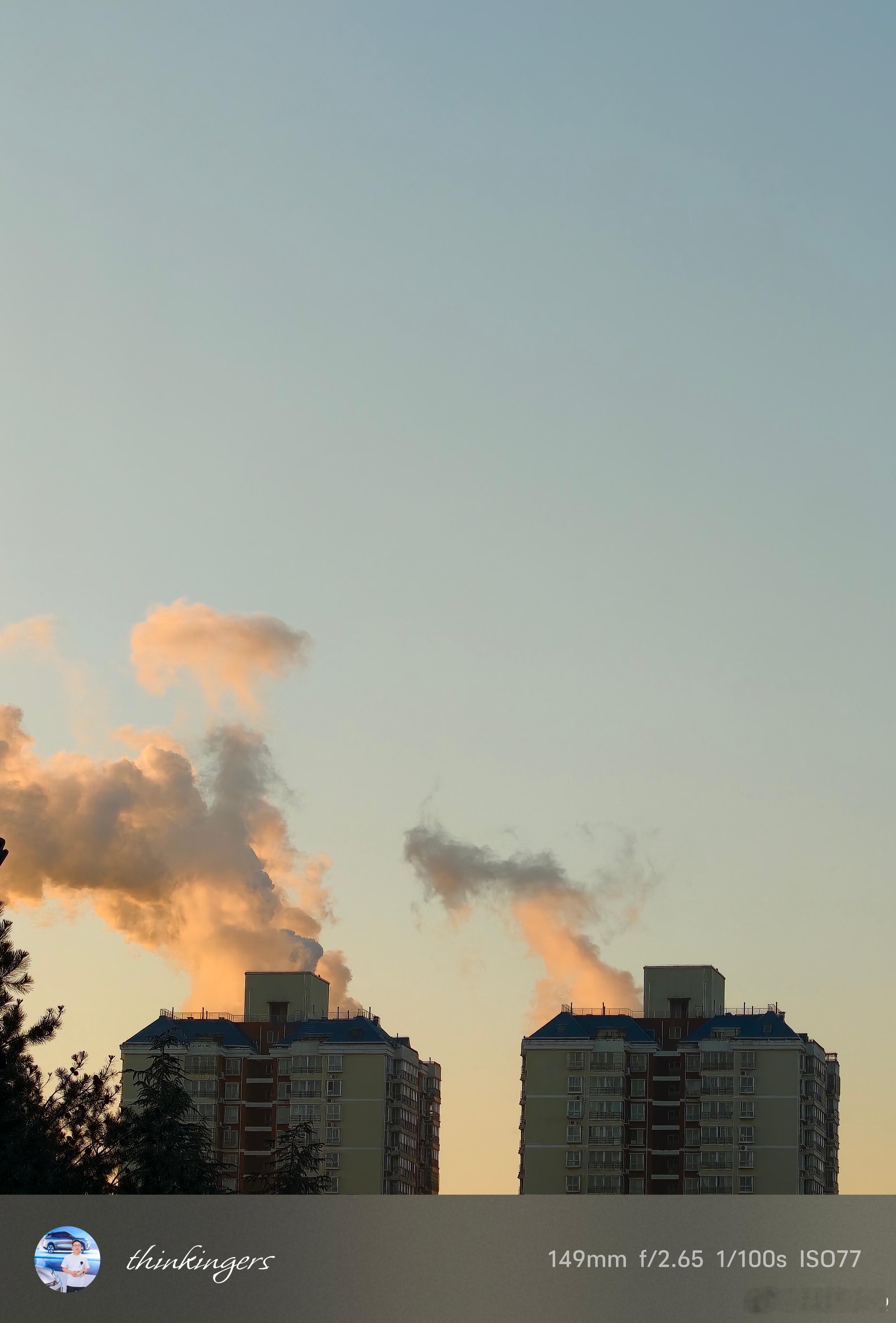 早！！！各位朋友，你家的暖气还热吗？？？热力公司的烟囱反正很旺 