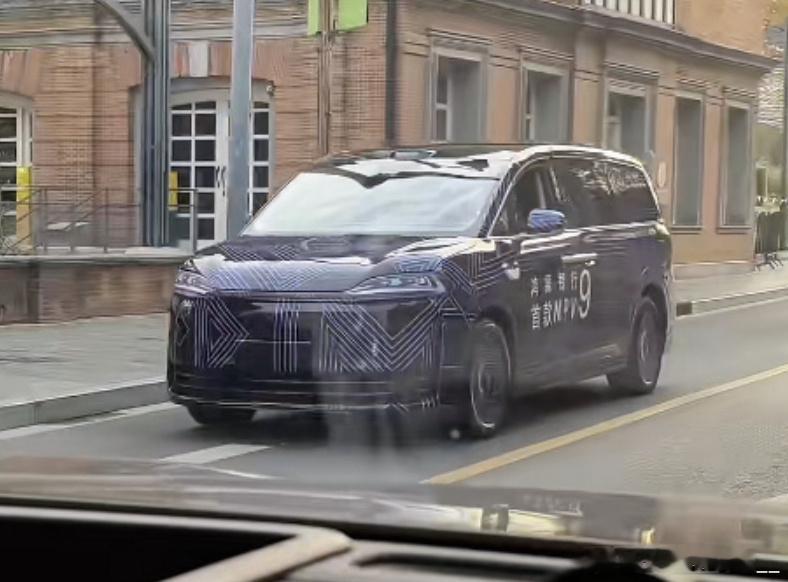 余承东官宣首款MPV命名为智界V9  应该会有很多首发 