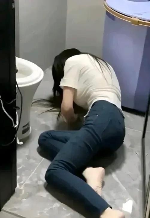 河南16岁女孩在家上厕所时，不慎摔倒死亡。家属悲痛之余，想到学校曾为女孩买过一份
