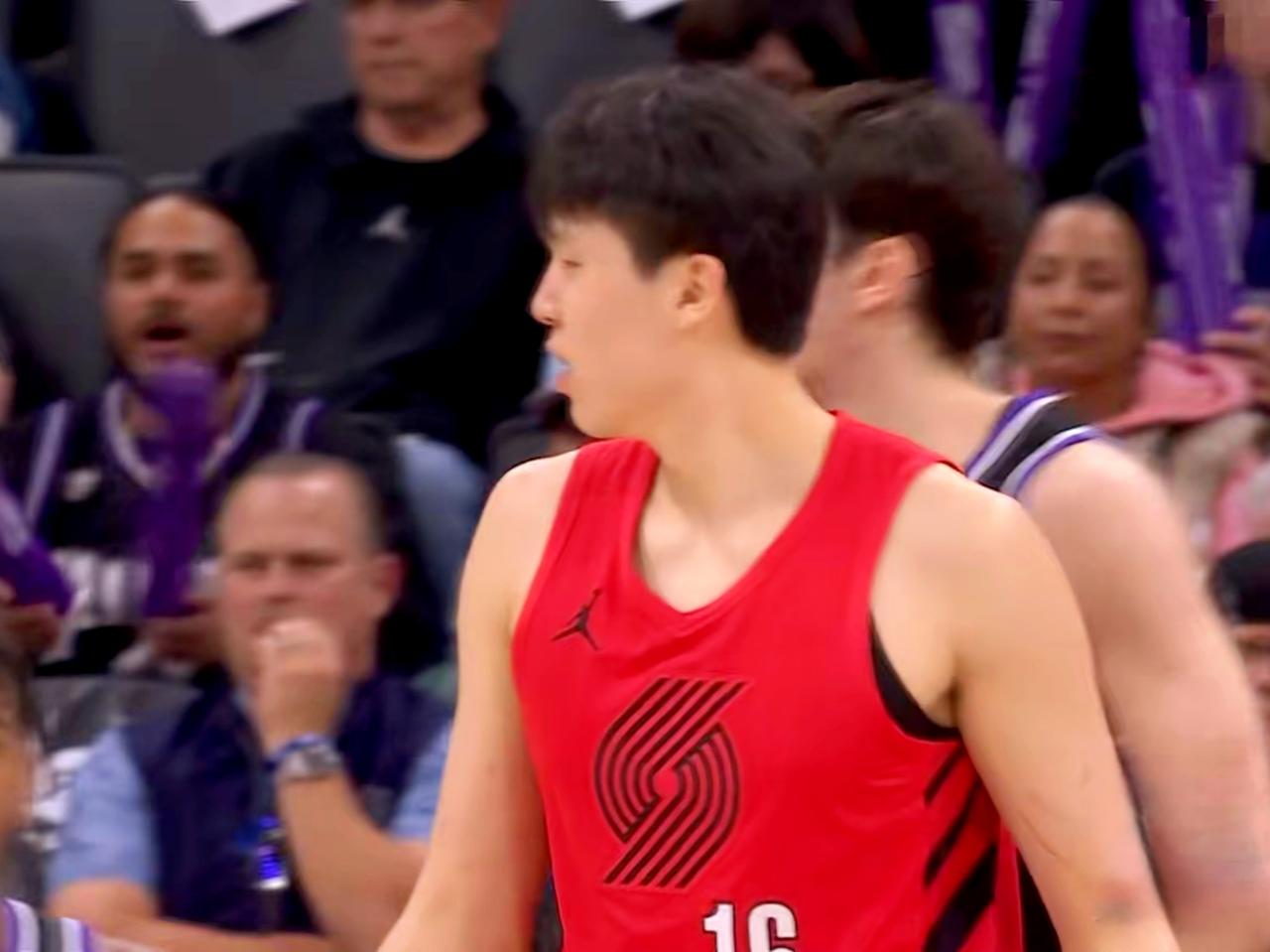 杨瀚森的走步违例，裁判是不是吹得有点严了？

杨瀚森今天在第2节和第3节的比赛中