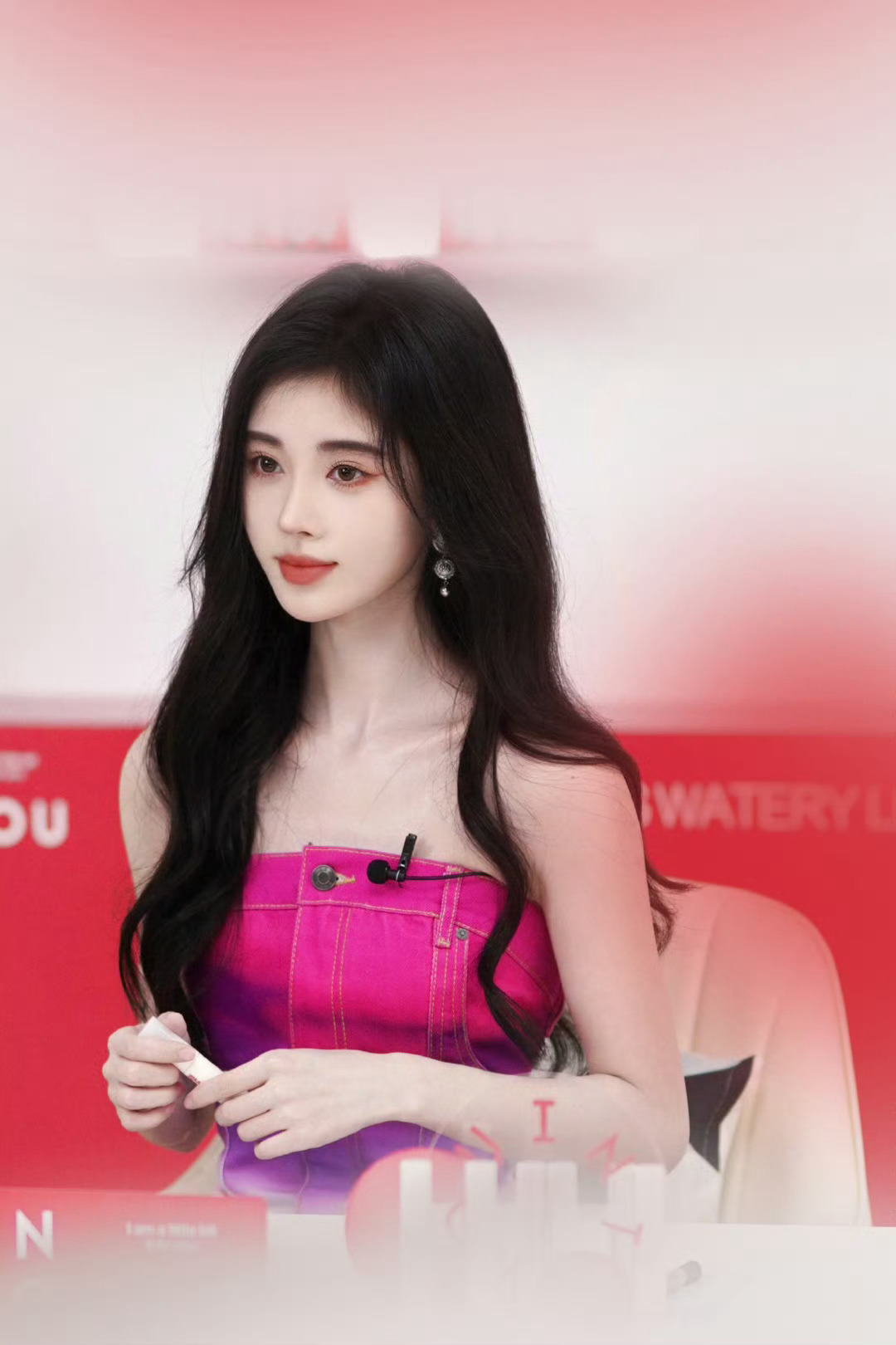 玫红色的鞠婧祎 ​​​