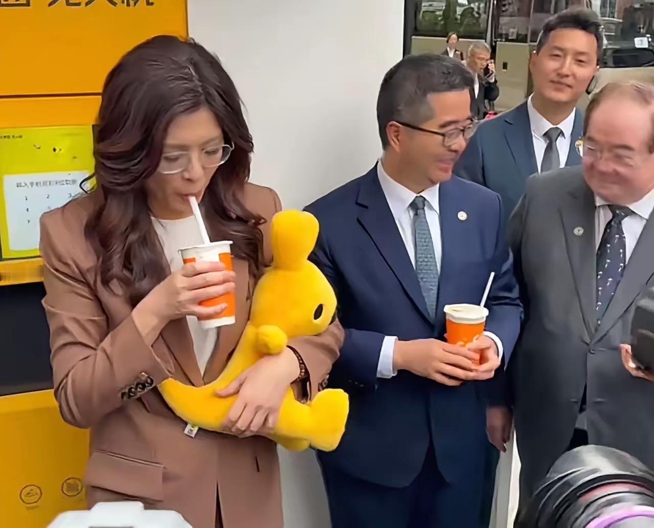 郑丽文喝奶茶的场面太温馨了。她直呼美团无人机送来的奶茶“热的，好喝”，还说要把美