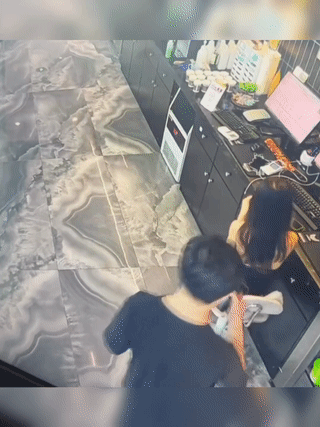 女网管无意间将一名路过的男顾客绊倒？
她下意识伸手去扶男顾客。
结果两个人最后全