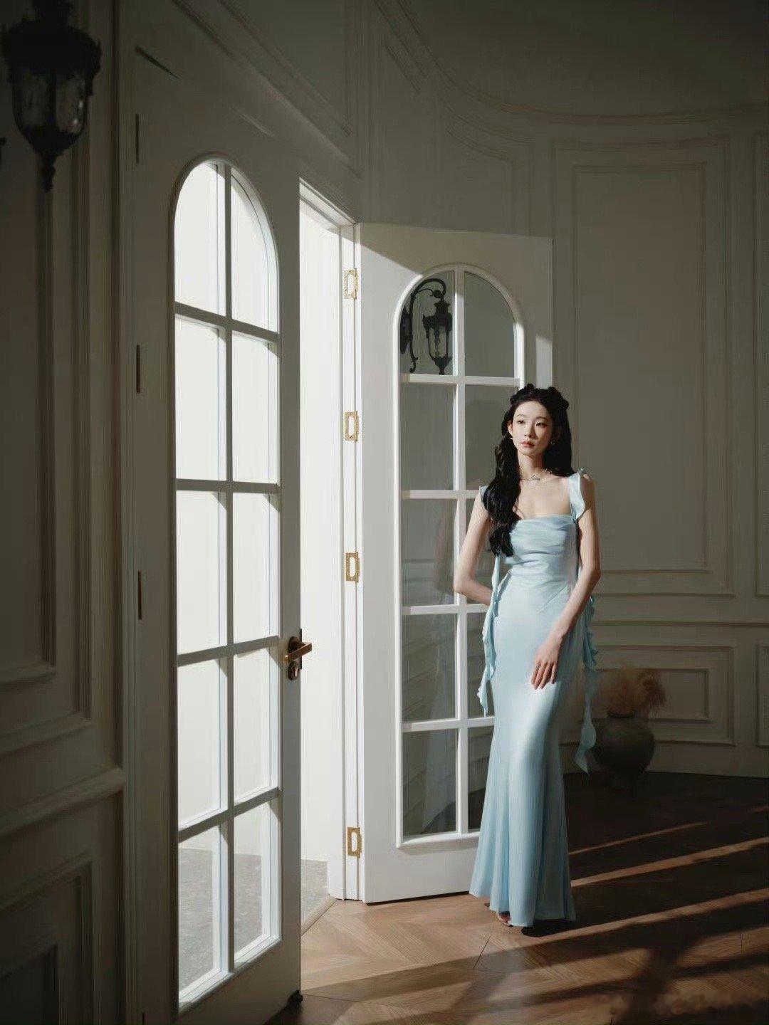 不知道 张艺凡的身材很曼妙 谁能拒绝张艺凡的蓝色裙造型！波浪裙带勾勒曼妙身姿，花