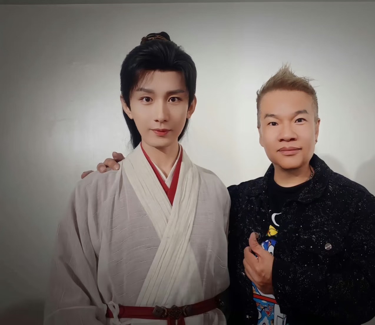 莲花楼最大的遗憾，是没和李莲花/李相夷合影谁不想急头白脸的和成毅做同事啊！人形立