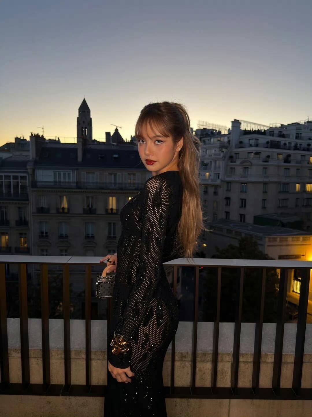 Lisa巴黎时装周穿的黑色透视装，也太辣了！ 