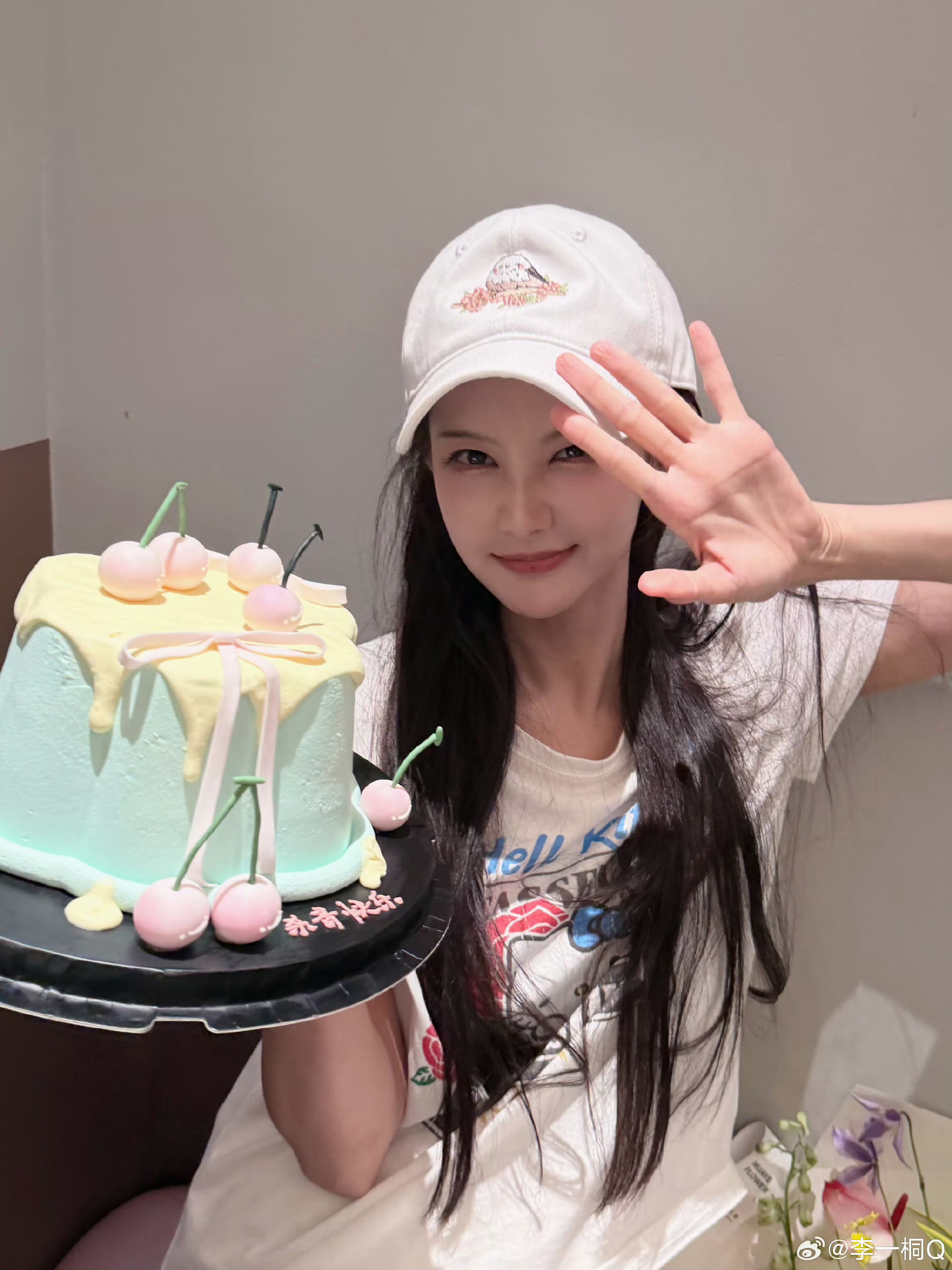 李一桐杀青快乐蛋糕  李一桐端午节祝大家端午安康，这是不是金枝杀青时候的蛋糕呀，