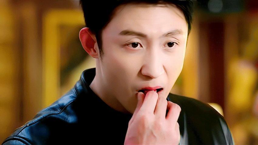 黄景瑜自己追着自己跑在演艺的赛道上，黄景瑜宛如一位无畏的开拓者。他从不满足于已有