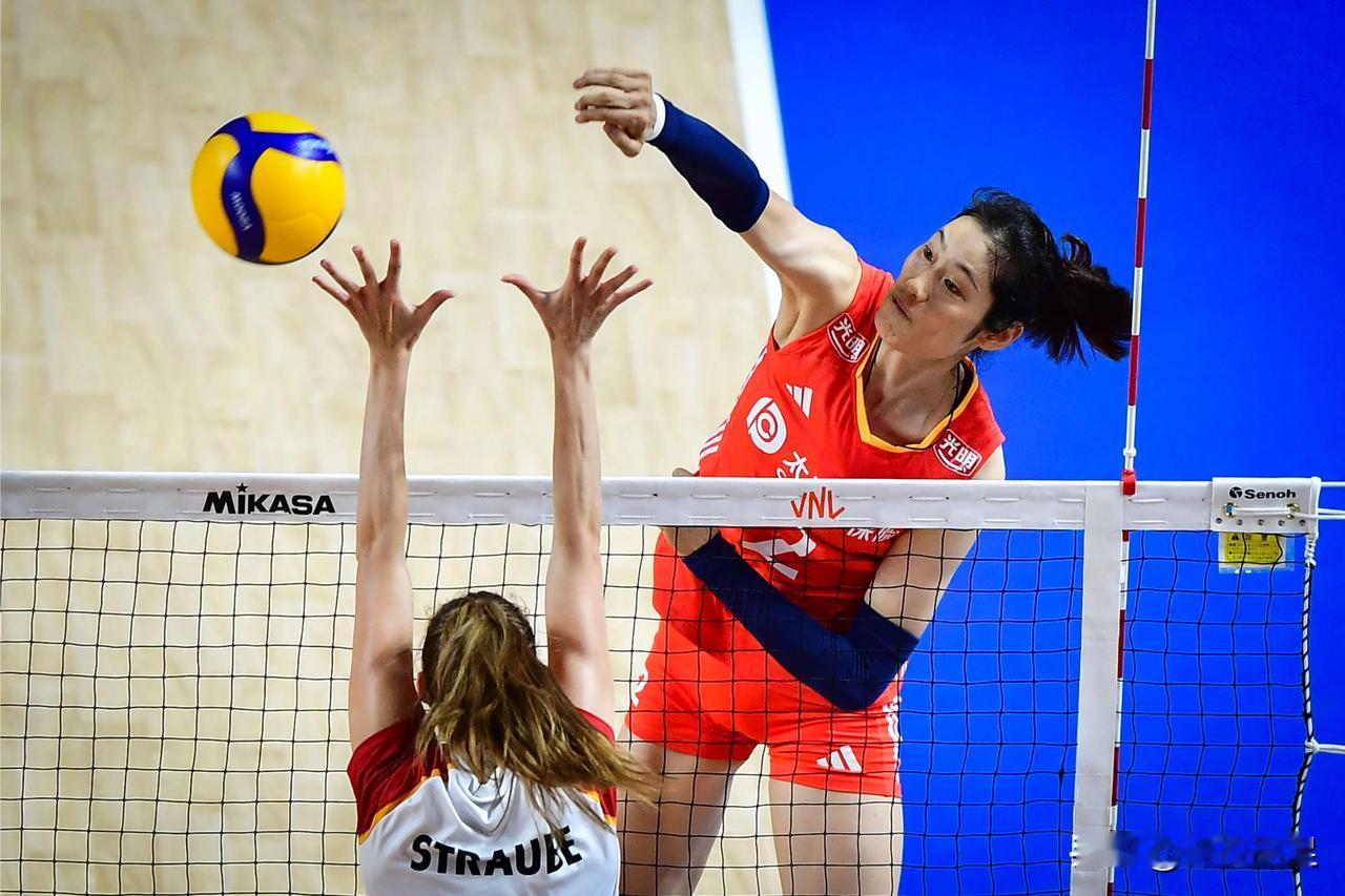 中国女排今晚以3-0战胜德国队，有3个事实：
1.朱婷今晚得到了较多的球权，配合
