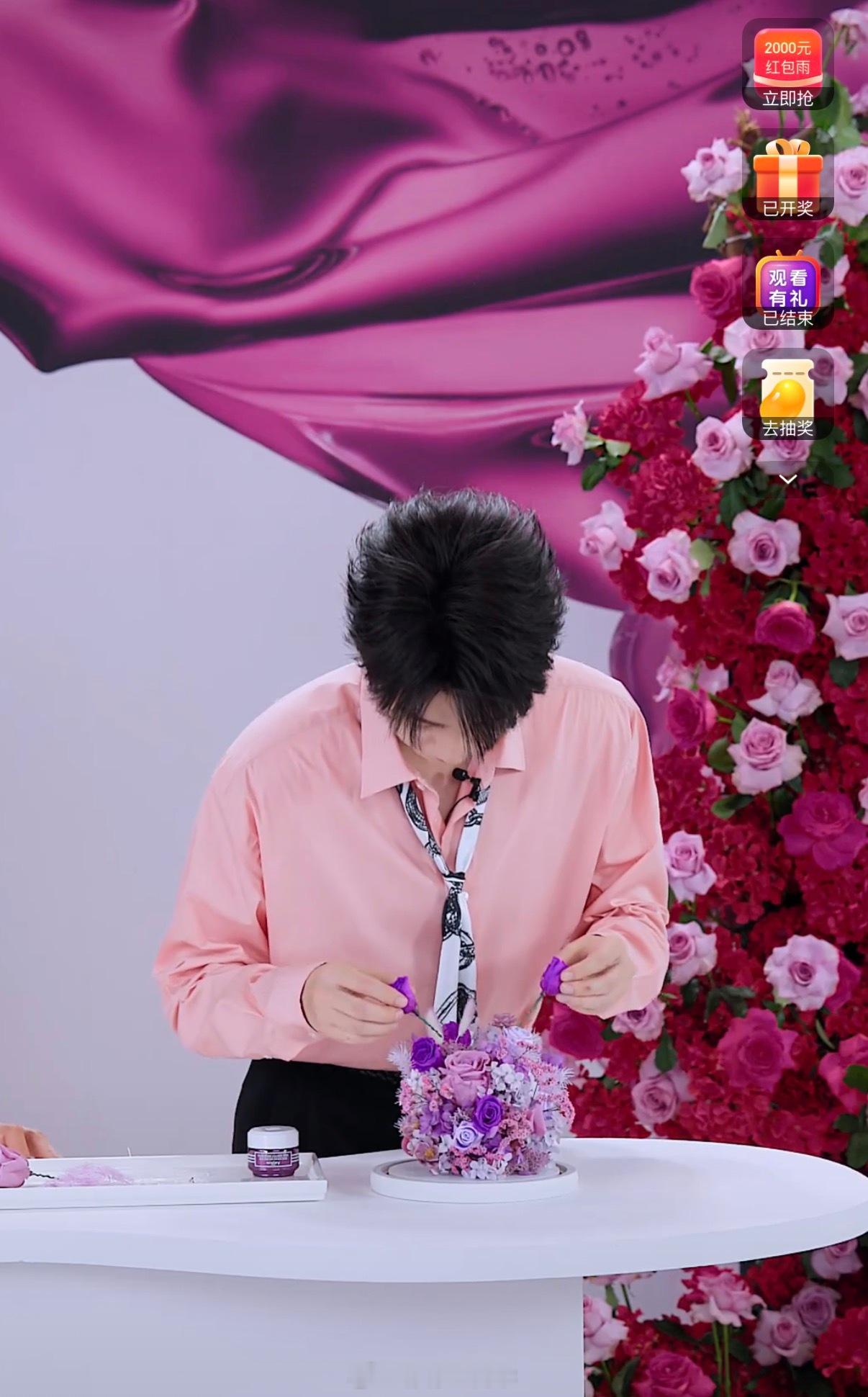 来京东抢王俊凯的玫瑰花来晚了来晚了！王俊凯你怎么又背着大家偷偷变帅了！感觉今天的