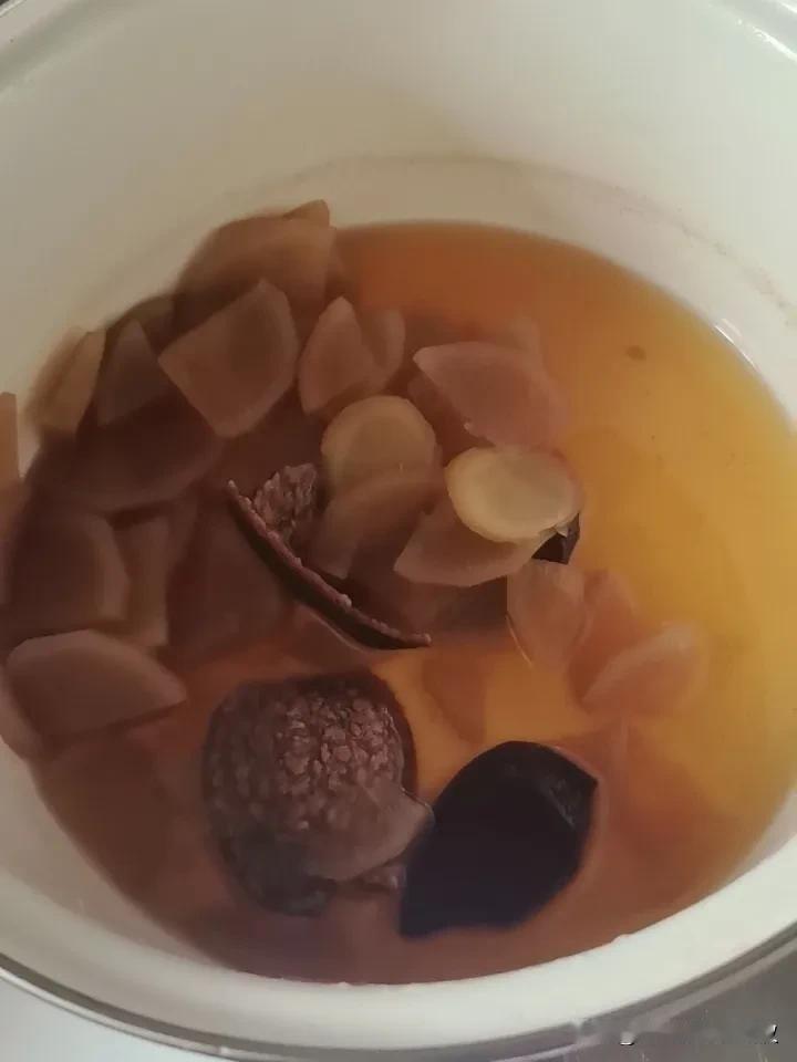 我感冒咳嗽十来天了，嗓子里总是有痰，咳的费力。

前几天去协和医院拿了中药在吃，