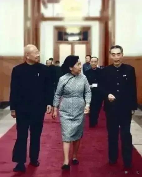 拍摄于1973年，与周总理交谈并走在C位的这位女士大家认识吗？

她则是世界著名