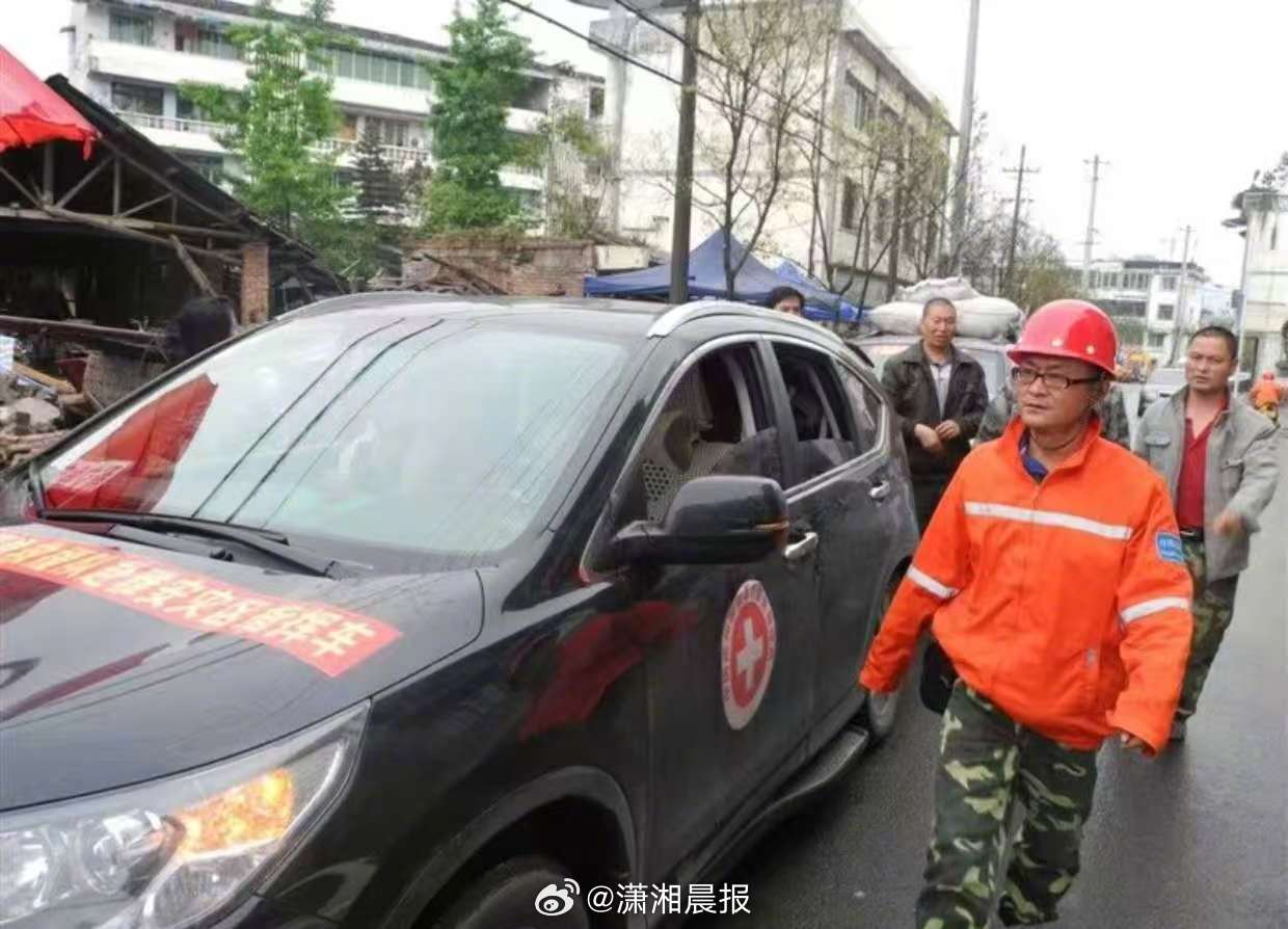 【#汶川地震被助者加入柳州地震救援队#】5月18日0时21分，在广西柳州市柳南区