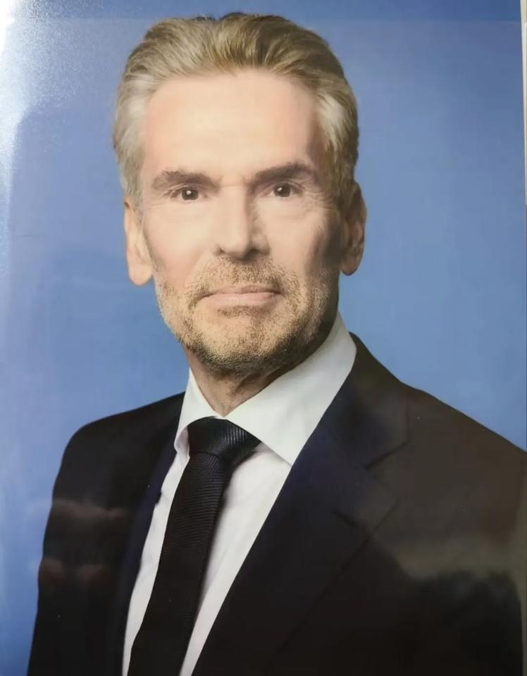 荷兰反击
对中国DUV光刻机出口限制
说白了就是一场豪赌

        荷兰