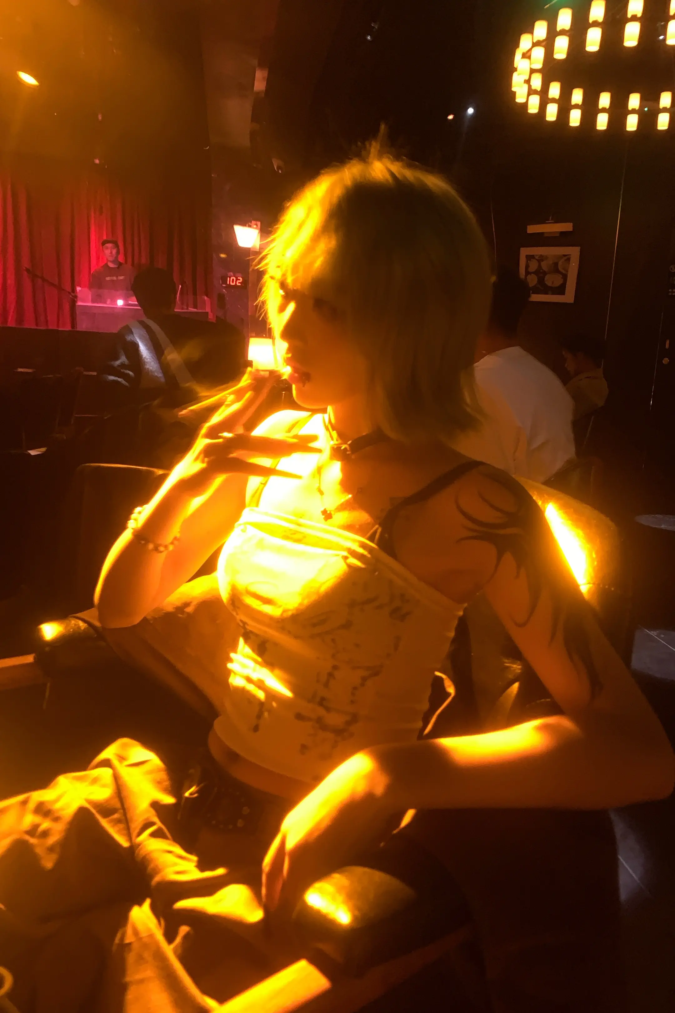 对你的感情 向上 成了谄媚 向下 成了眼泪